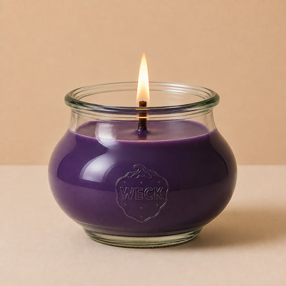 Brombeer Grande Duftkerze mit 140 Std. Brenndauer aus Pflanzenwachs im bauchigen, eleganten WECK-Glas von CandleDeko, brennend vor neutralem Hintergrund.