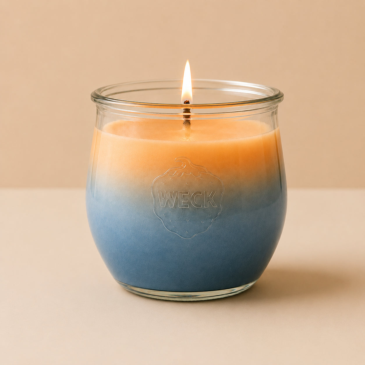 Große Duftkerze „Midsommer“ im WECK®-Glas mit zweifarbigem Kokoswachs in Blau und Orange. Handgegossene Duftkerze auf hellem, neutralem Hintergrund – ca. 40 Stunden Brenndauer.