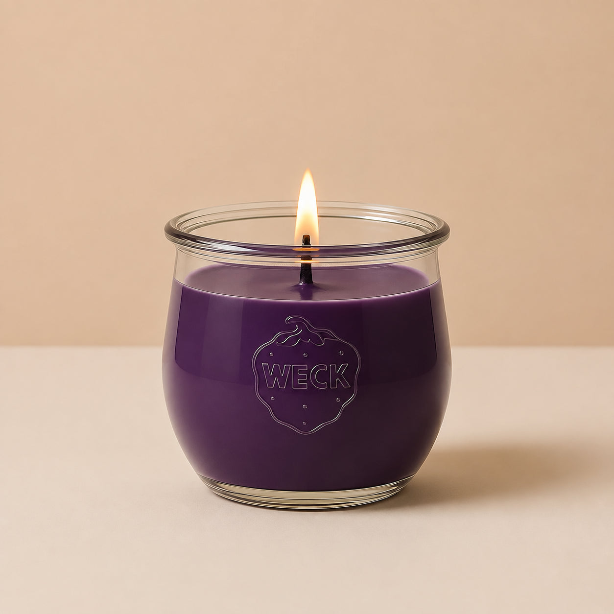 brombeerfarbene Duftkerze von CandleDeko  im WECK-Tulpenglas vor neutralem Hintergrund.
