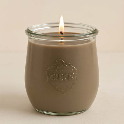 Brennende braune CandleDeko große Duftkerze im originalen WECK-Glas vor einem neutralen Hintergrund.