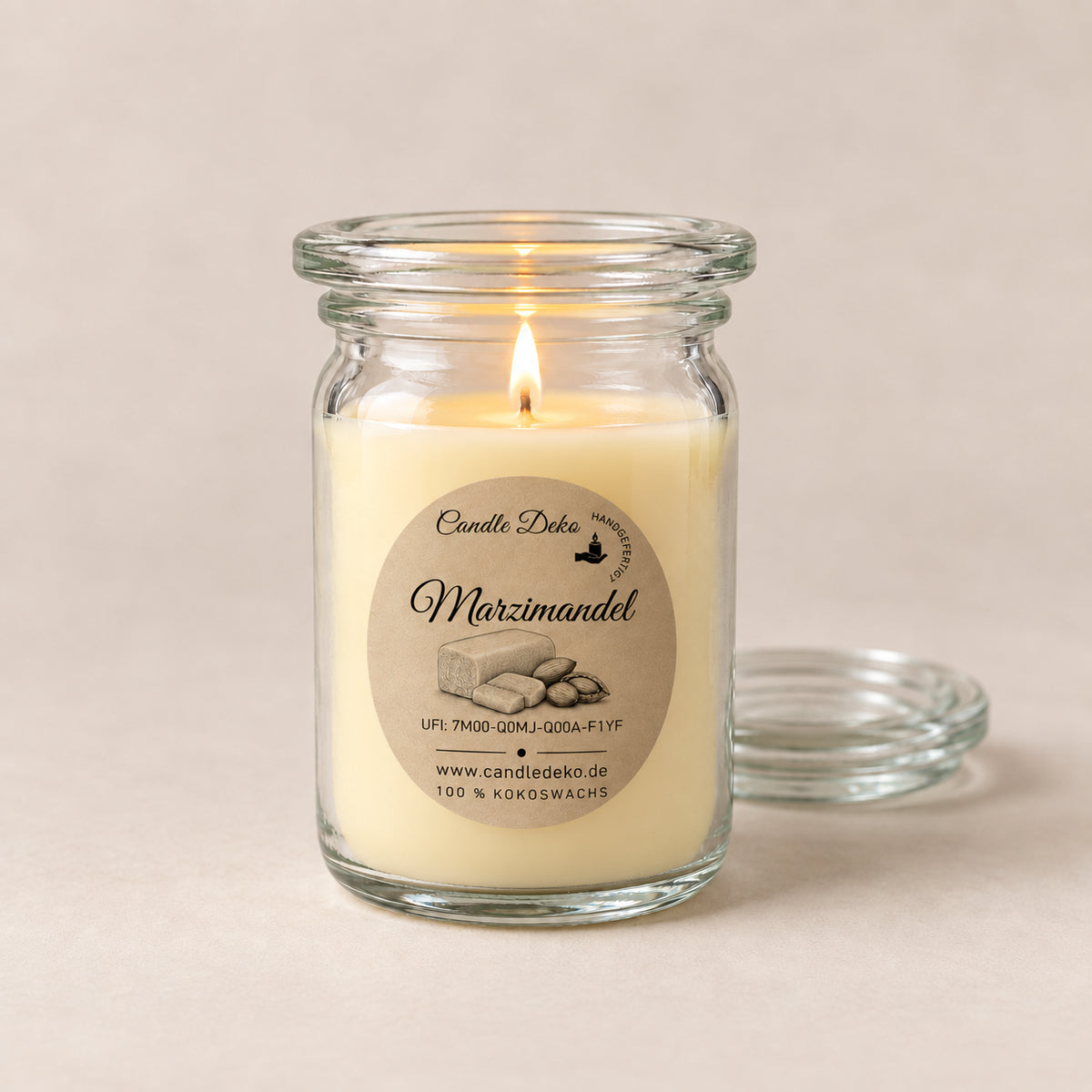 Gelbe große Duftkerze aus Kokoswachs im originalen WECK-Glas von CandleDeko, brennend vor neutralem Hintergrund.