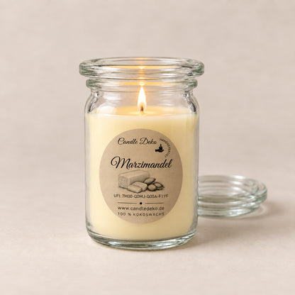 Gelbe große Duftkerze aus Kokoswachs im originalen WECK-Glas von CandleDeko, brennend vor neutralem Hintergrund.
