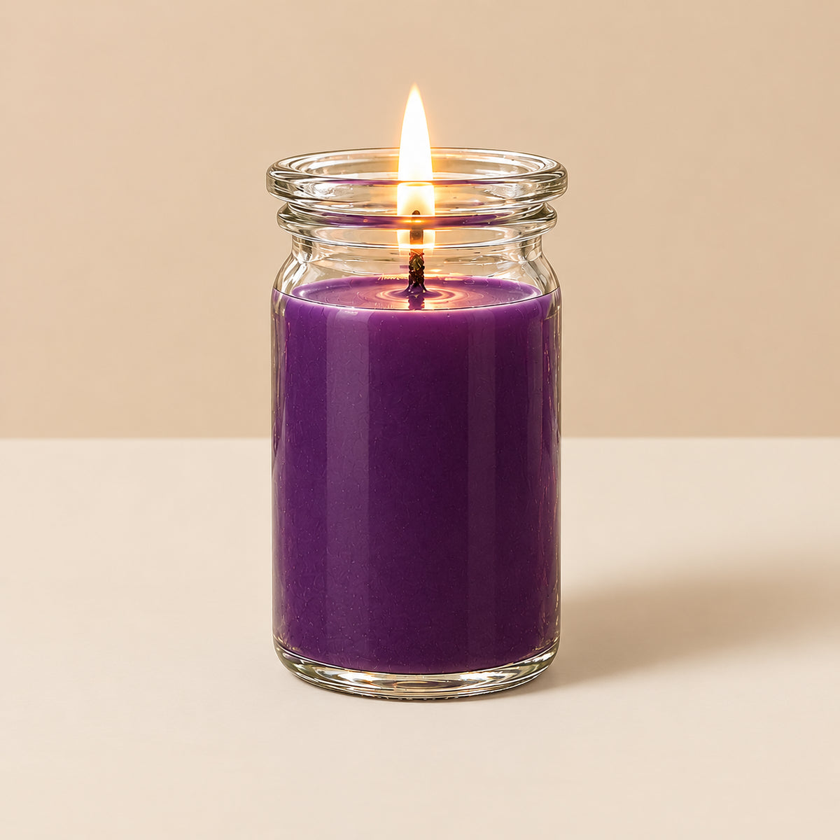brombeerfarbene kleine Duftkerze von CandleDeko  im WECK-Glas vor neutralem Hintergrund.