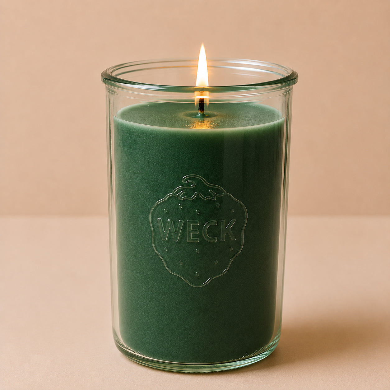 Brennende grüne CandleDeko XXL Duftkerze im hohen WECK-Sturzglas vor neutralem Hintergrund.
