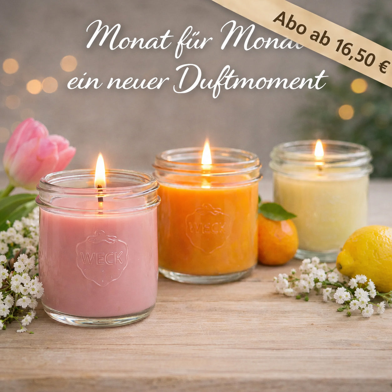 Drei brennende CandleDeko Duftkerzen aus pflanzlichem Kokoswachs im WECK-Glas auf einem Holztisch mit Blumen und Früchten als Monats-Abo für regelmäßige Duftmomente