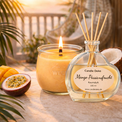 CandleDeko Duftkerzen & Raumduft Set Mango Passionsfrucht mit brennender Pflanzenwachs-Duftkerze im WECK-Glas und Raumduft im Herzglas mit hellen Faserstäbchen zwischen exotischen Früchten.
