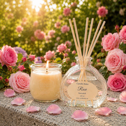 Veganes CandleDeko bestehend aus einer handgefertigten Pflanzenwachs-Duftkerze und passendem Raumduft mit Duftstäbchen – Sorte Rose.CandleDeko Rose Duftduo mit brennender Kerze und Raumduft im sonnendurchfluteten, lila-rosa Rosengarten.