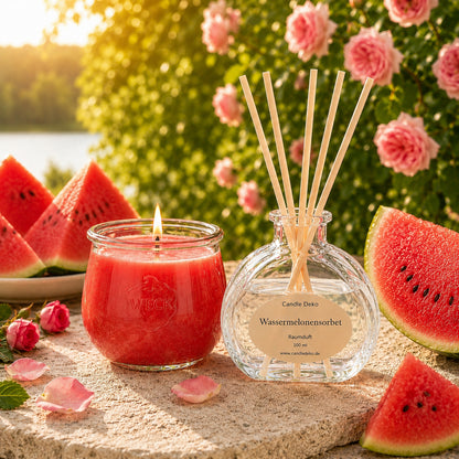 CandleDeko Duftset Wassermelonensorbet – brennende Kokoswachs-Duftkerze im WECK-Glas und Raumduft im Herzglas mit Faserstäbchen, zwischen Wassermelonen und Rosen im Sommerlicht.