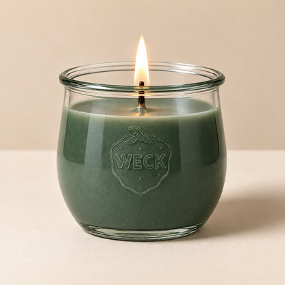 fichtengrüne große Duftkerze aus Kokoswachs im originalen WECK-Glas von CandleDeko, vor neutralem Hintergrund.