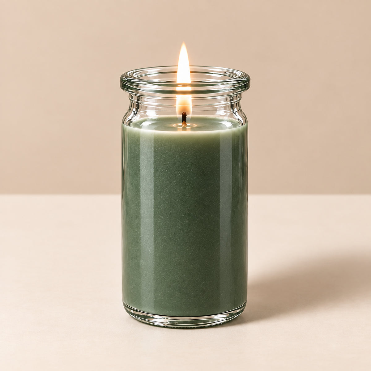 fichtengrüne kleine Duftkerze aus Kokoswachs im originalen WECK-Glas von CandleDeko, vor neutralem Hintergrund.