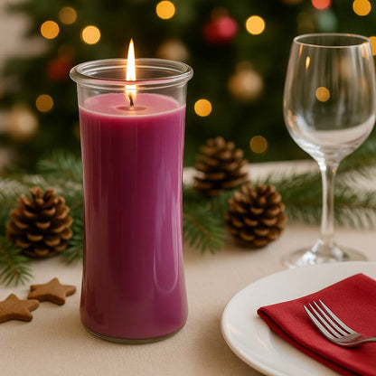 Brennende weinrote CandleDeko Glühwein XXL Duftkerze im WECK-Sturzglas auf festlich gedecktem Weihnachtstisch.
