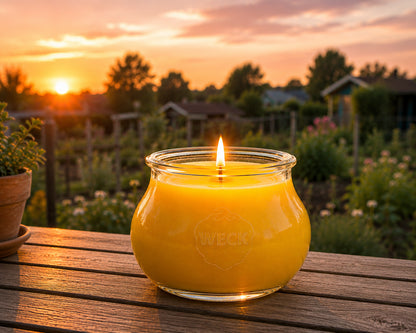 Große brennende CandleDeko Grande Duftkerze aus pflanzlichem Sojawachs mit edlem Holzkreuzdocht im WECK-Glas – Sorte Citronella.