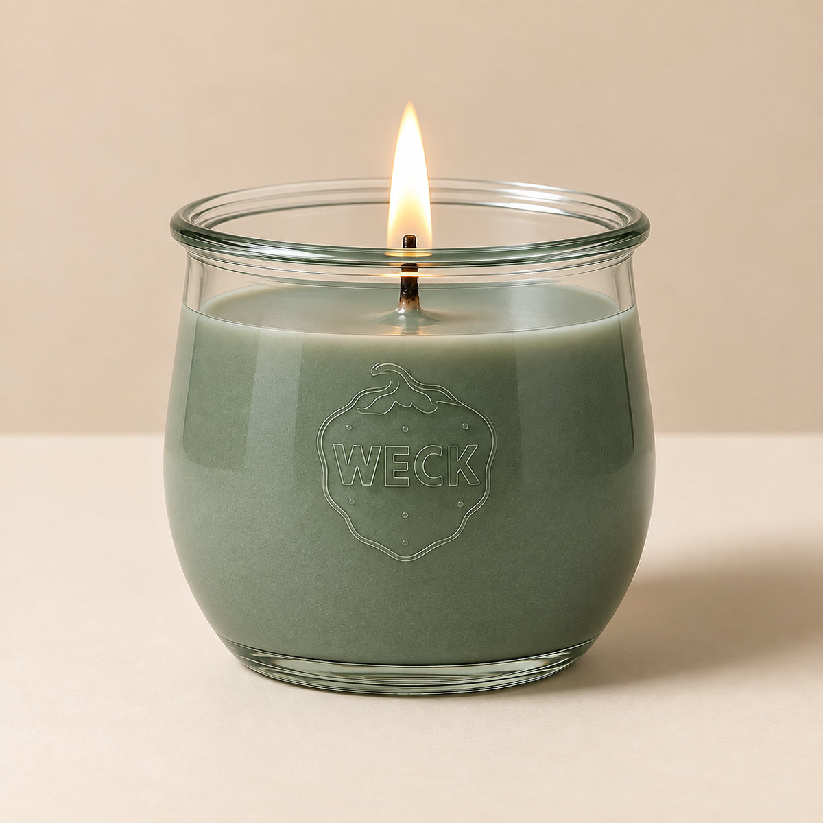 grün-graue große Duftkerze aus Kokoswachs im originalen WECK-Glas von CandleDeko, vor neutralem Hintergrund.