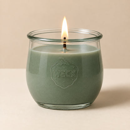grün-graue große Duftkerze aus Kokoswachs im originalen WECK-Glas von CandleDeko, vor neutralem Hintergrund.