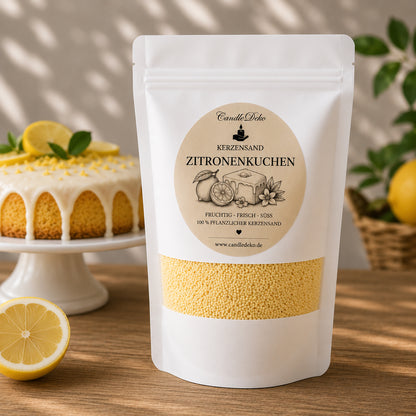 in weißer CandleDeko Standbodenbeutel mit gelbem Kerzensand der Sorte Zitronenkuchen auf einem Holztisch neben einem frischen Zitronenkuchen und einer aufgeschnittenen Zitrone.