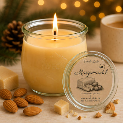 Marzipan-Mandel große Duftkerze aus Kokoswachs im originalen WECK-Glas von CandleDeko, mit Mandeln und weihnachtlicher Dekoration.