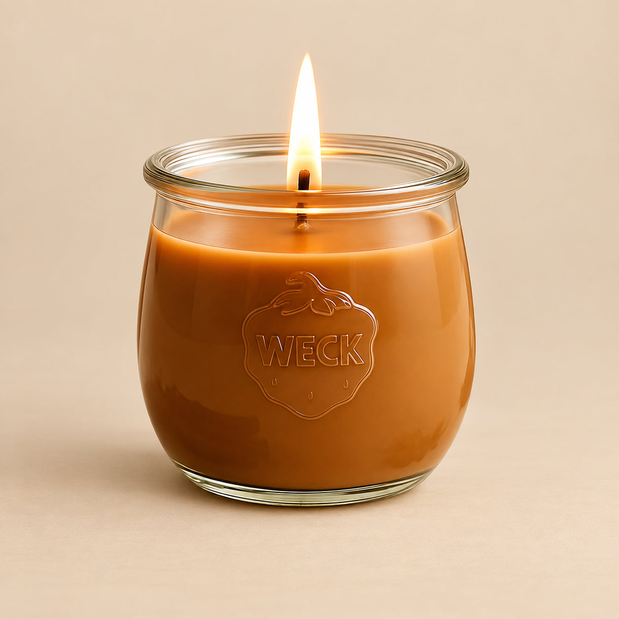 Orange-braune große Duftkerze aus Kokoswachs im WECK-Tulpenglas von CandleDeko, vor neutralem Hintergrund.