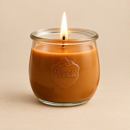 Orange-braune große Duftkerze aus Kokoswachs im WECK-Tulpenglas von CandleDeko, vor neutralem Hintergrund.