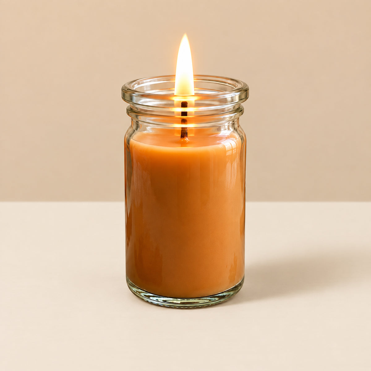 Orange-braune kleine Duftkerze aus Kokoswachs im WECK-Glas von CandleDeko, vor neutralem Hintergrund.