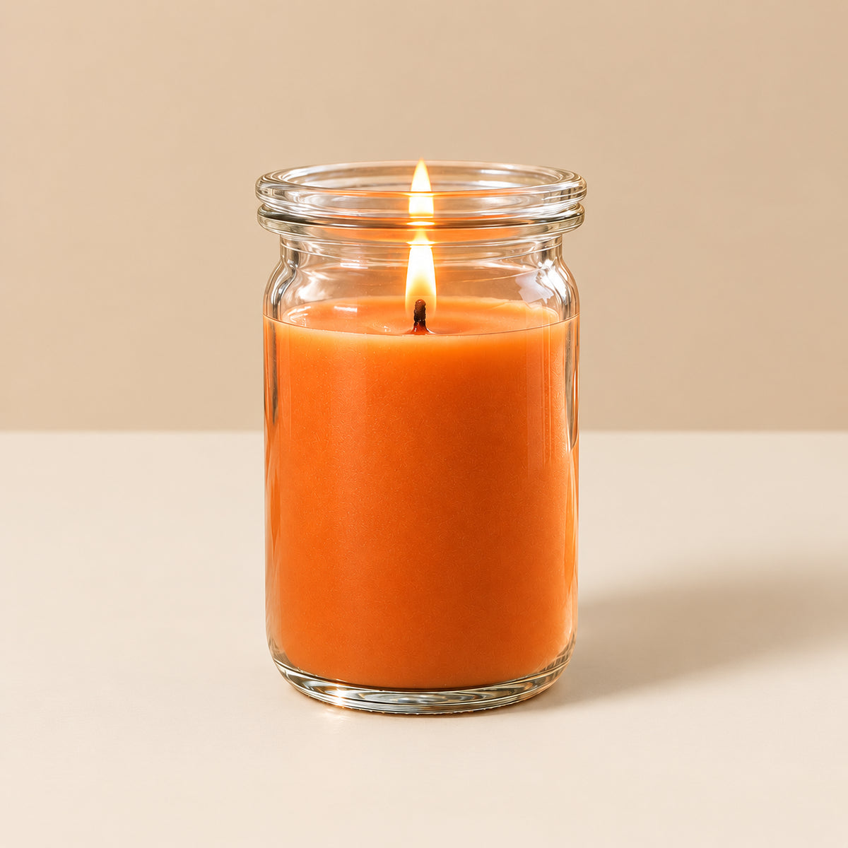 Orangefarbene kleine Duftkerze aus Kokoswachs im WECK-Tulpenglas von CandleDeko, vor neutralem Hintergrund.