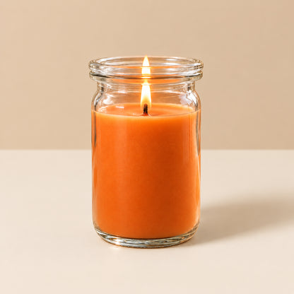Orangefarbene kleine Duftkerze aus Kokoswachs im WECK-Tulpenglas von CandleDeko, vor neutralem Hintergrund.
