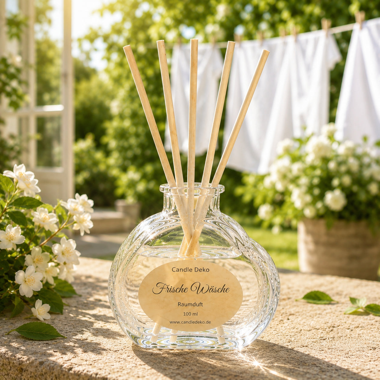 Eleganter CandleDeko Raumduft mit Duftstäbchen im stilvollen Herzglas mit dem Duft frisch gewaschener Wäsche für reine Frische.