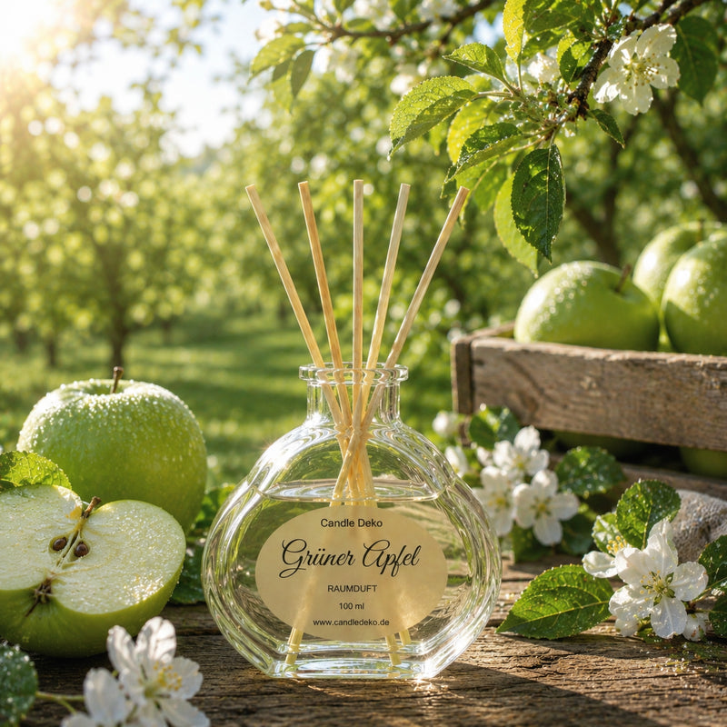 CandleDeko Grüner Apfel Raumduft im Herzglas auf einem Holztisch zwischen grünen Äpfeln und Blüten im Obstgarten.
