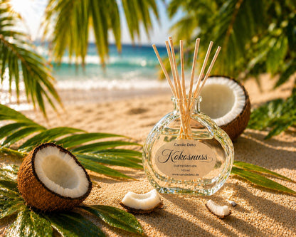 CandleDeko Kokosnuss Raumduft im Herzglas im warmen Sonnenlicht am Sandstrand zwischen Palmen und Kokosnüssen