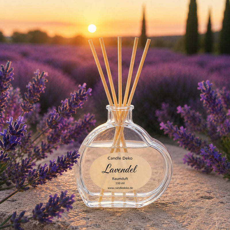CandleDeko Lavendel Raumduft im Herzglas auf Steinplatte vor einem lila Lavendelfeld bei Sonnenuntergang.