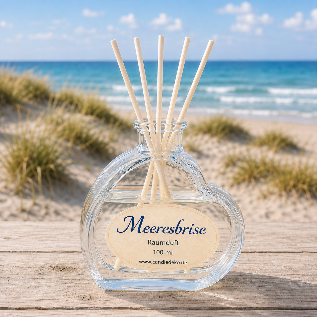 Eleganter CandleDeko Raumduft mit Duftstäbchen im stilvollen Herzglas mit erfrischendem Meeresbrise-Duft für maritime Frische Zuhause.