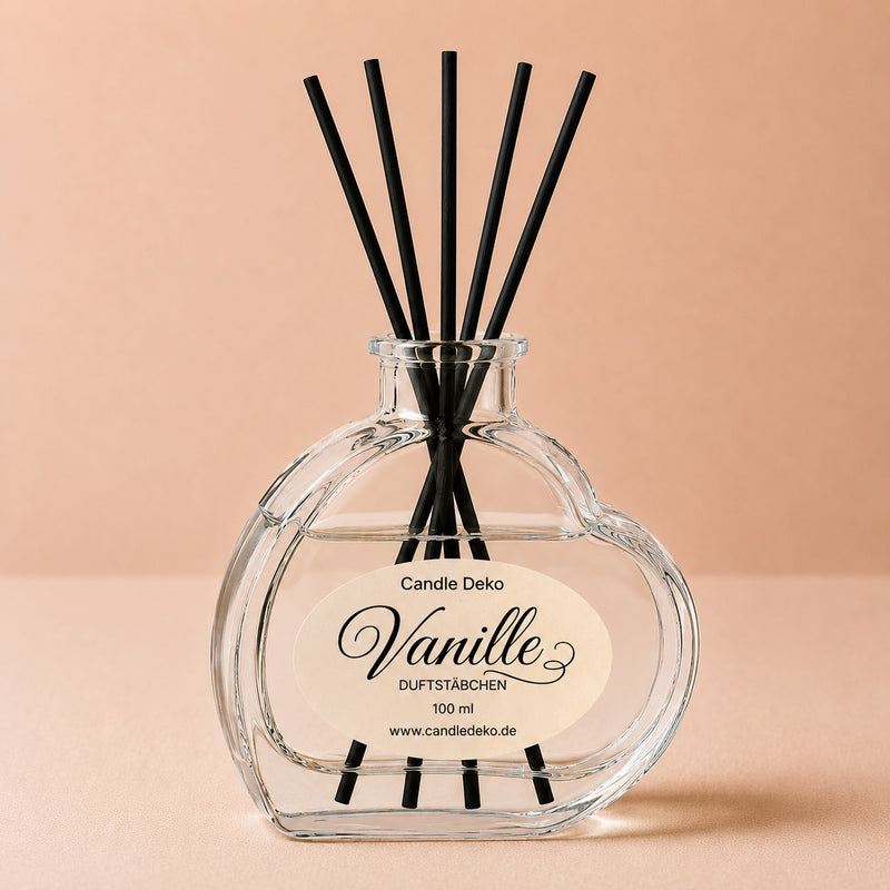 Vanille Duftstäbchen im Herzglas von CandleDeko – klarer Diffusor mit schwarzen Schriftzug und Fibre-Stäbchen vor neutralem Hintergrund