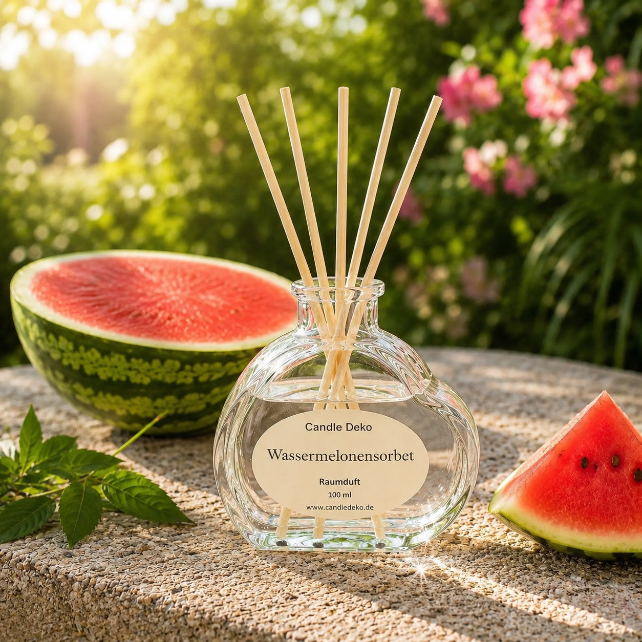 Eleganter CandleDeko Raumduft mit Duftstäbchen im stilvollen Herzglas mit erfrischendem Wassermelonensorbet auf Holztisch neben frischen Wassermelonenstücken am See.
