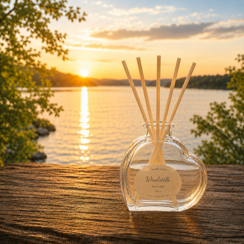 CandleDeko Raumduft Windstille im Herzglas auf einem Holzsteg am See bei goldenem Sonnenuntergang.