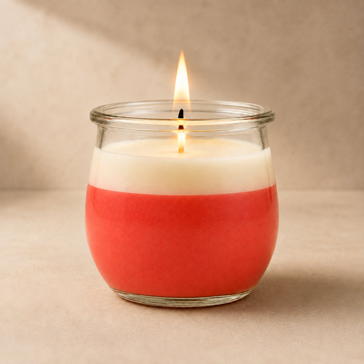 Rot-weiße große Duftkerze aus Kokoswachs im originalen WECK-Glas von CandleDeko, brennend vor neutralem Hintergrund.