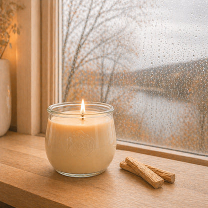 Große Warmes Sandelholz Duftkerze aus Kokoswachs im WECK-Tulpenglas auf Fensterbank bei Regen.