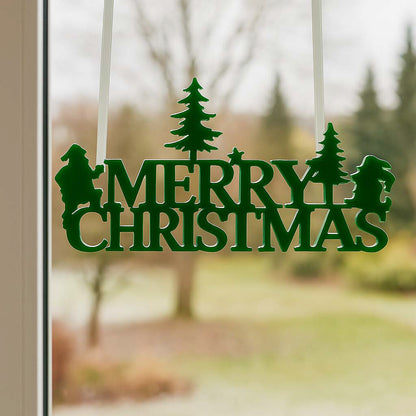 Grüner Merry Christmas Fensterhänger aus Filz mit Tannenbäumen im Fenster vor verschneiter Winterlandschaft.