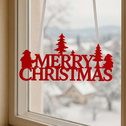 Roter Merry Christmas Fensterhänger aus Filz mit Tannenbäumen im Fenster vor verschneiter Winterlandschaft.