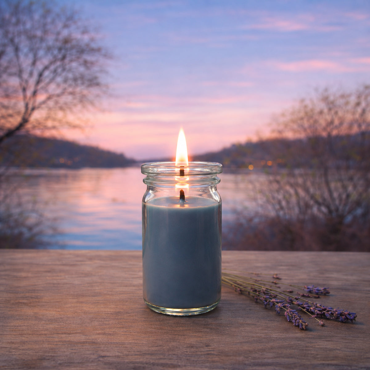 Windstille kleine Duftkerze aus Kokoswachs im WECK-Glas von CandleDeko, blau und brennend am See im kühlen herbstlichen Abendlicht.