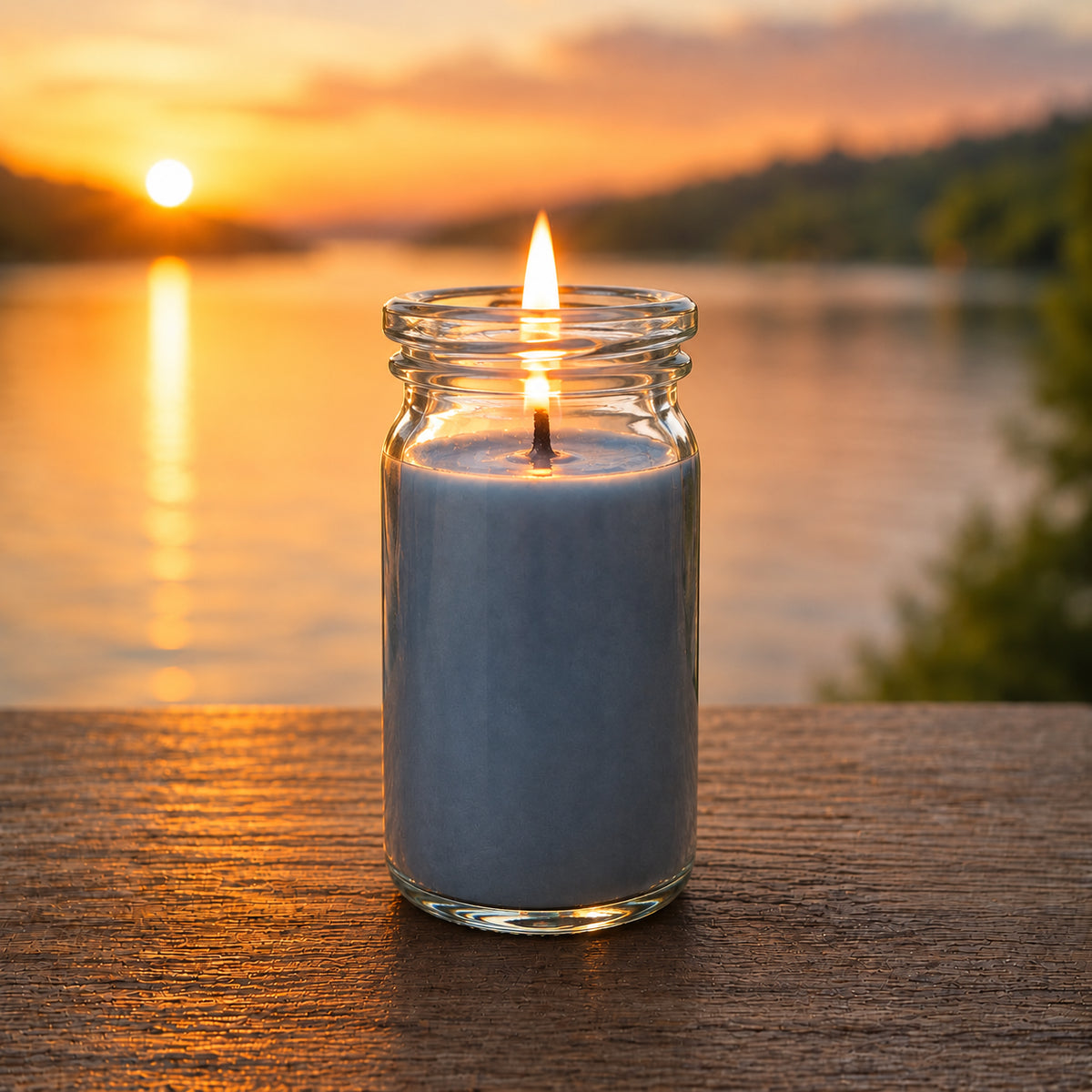 Windstille kleine Duftkerze aus Kokoswachs im WECK-Tulpenglas von CandleDeko, neben Lavendel vor einem See im Sonnenuntergang.