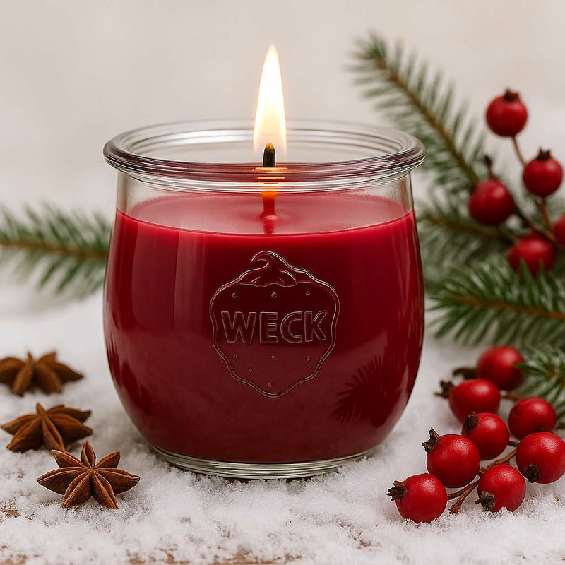 Große Winterbeeren Duftkerze aus Kokoswachs im WECK-Tulpenglas neben roten Winterbeeren und Sternanis.