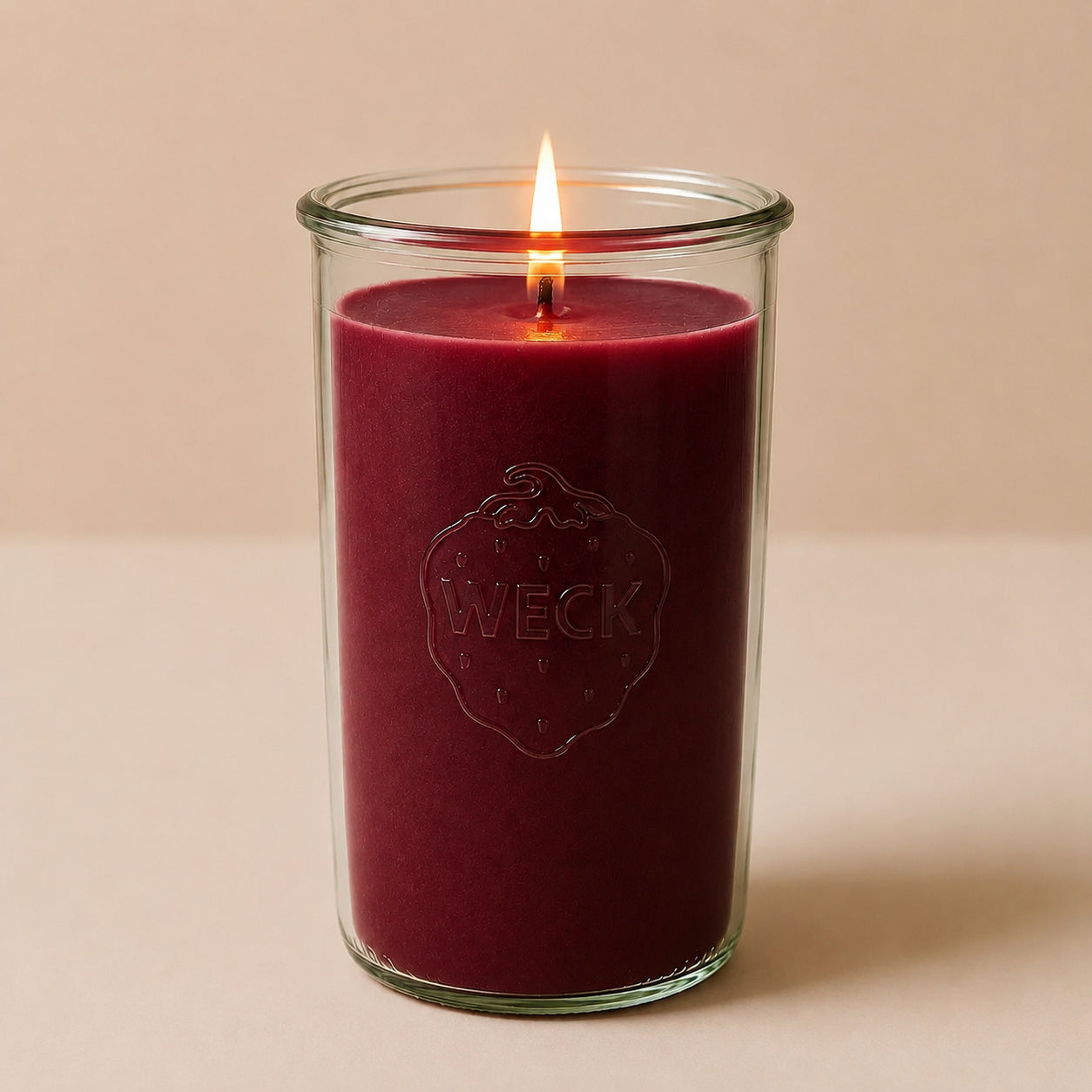 Dunkelrote  XXL Duftkerze von CandleDeko im WECK-Glas vor neutralem Hintergrund