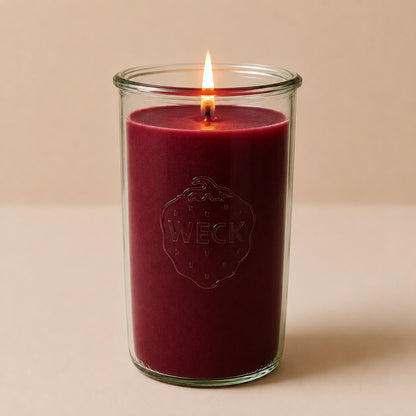 Dunkelrote  XXL Duftkerze von CandleDeko im WECK-Glas vor neutralem Hintergrund