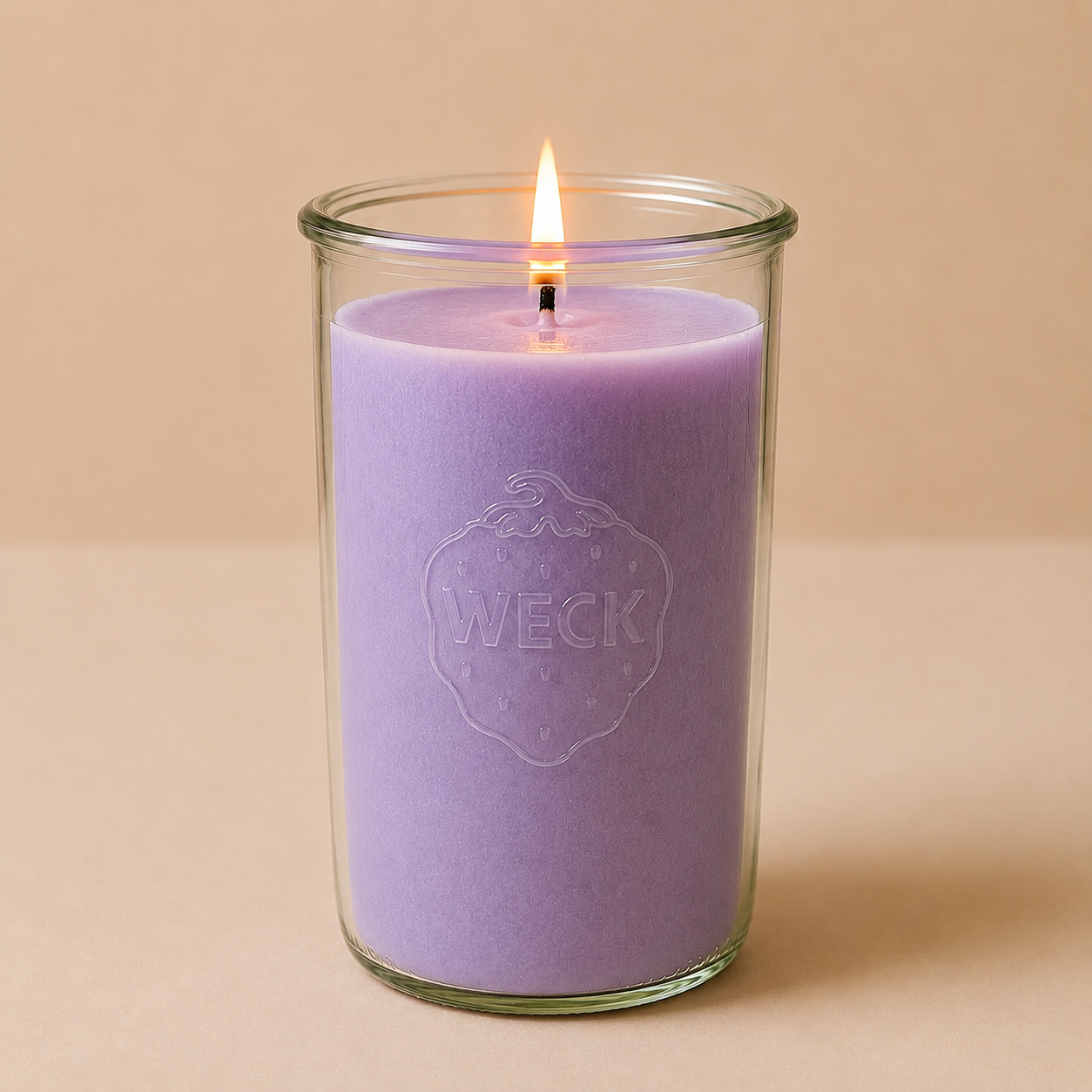 Brennende lila CandleDeko XXL Duftkerze im hohen WECK-Sturzglas vor neutralem Hintergrund.