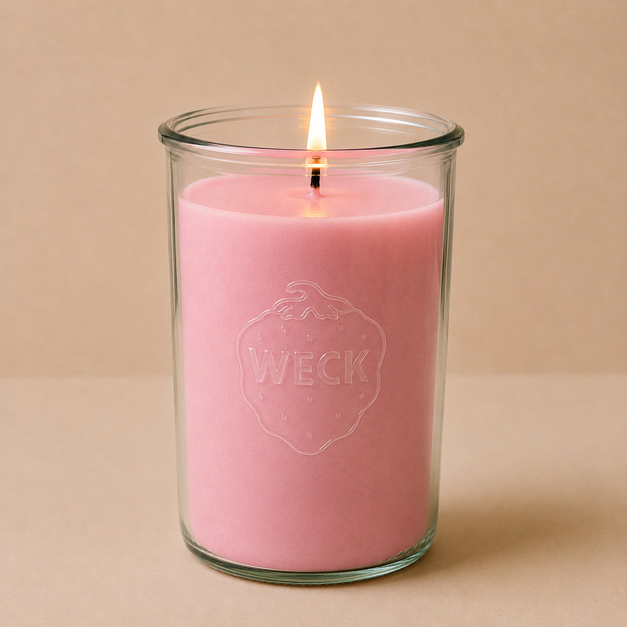 Brennende osa CandleDeko XXL Duftkerze im hohen WECK-Sturzglas vor neutralem Hintergrund.