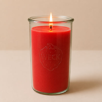 Brennende rote CandleDeko XXL Duftkerze im hohen WECK-Sturzglas vor neutralem Hintergrund.