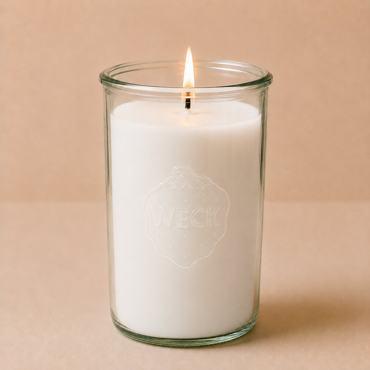 Brennende weisse CandleDeko XXL Duftkerze im hohen WECK-Sturzglas vor neutralem Hintergrund