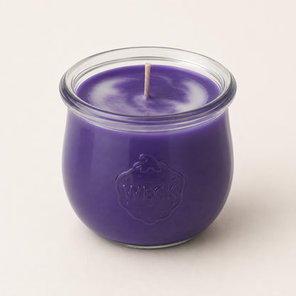 Zweifarbige große Duftkerze aus Kokoswachs im WECK-Tulpenglas von CandleDeko, lila Wachs mit weißer Schicht vor neutralem Hintergrund.